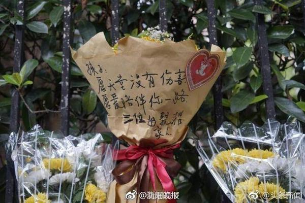 牌面！尼亚加拉瀑布亮灯红、黑、白三色，欢迎曼联造访美国